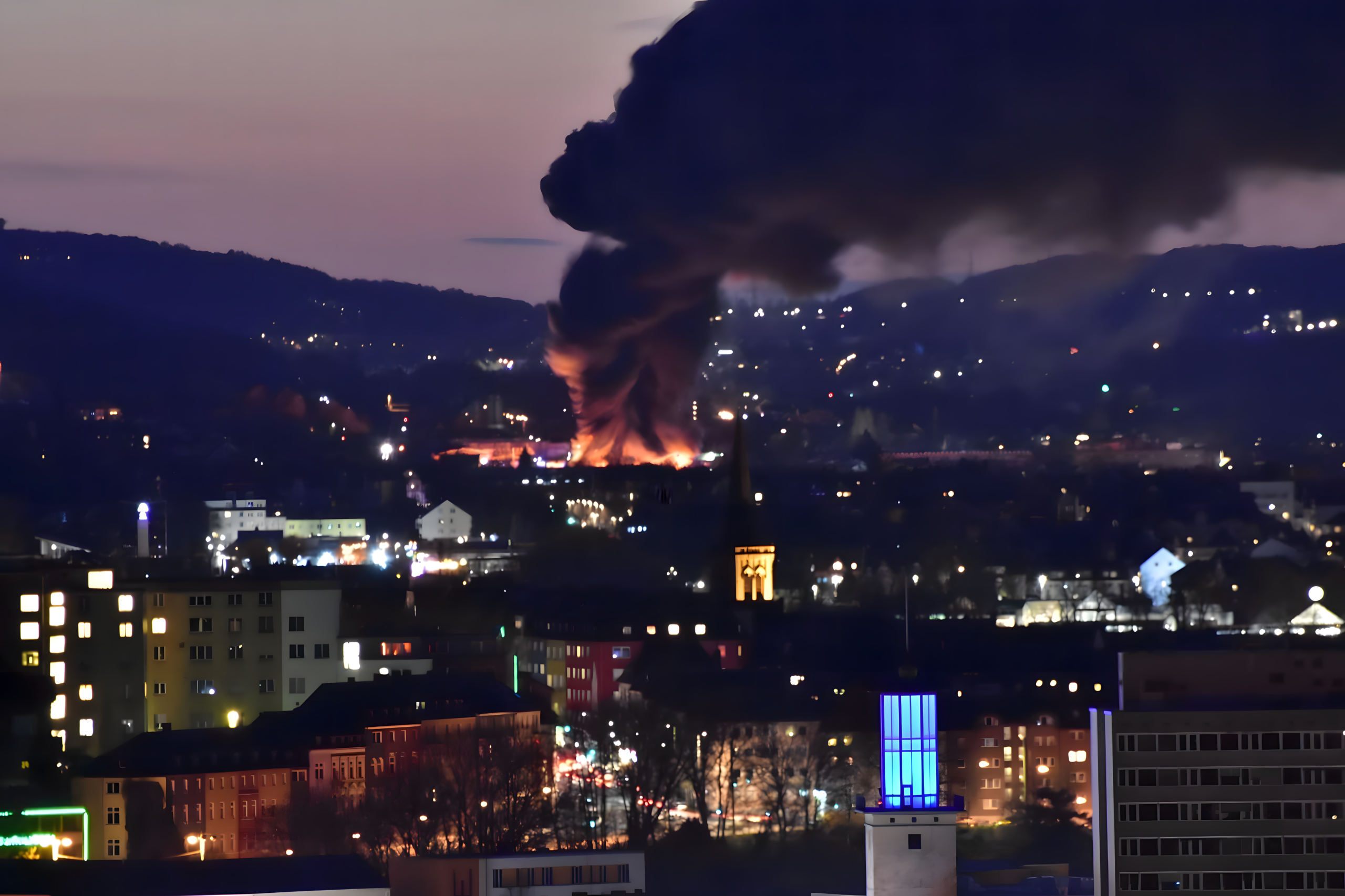 Großbrand eines Lagers in Hagen-Haspe – die Löschgruppe Tücking im Feuerwehreinsatz bei einem Lagerhallenbrand mit starker Rauchentwicklung und hohen Flammen.