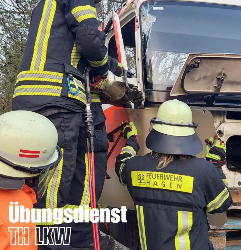 Der Übungsdienst mit dem TH LKW bot praxisnahe Einblicke in den sicheren Umgang mit Einsatzfahrzeugen im Technischen Hilfswerk. Im Fokus standen das korrekte Beladen, die fachgerechte Ladungssicherung sowie das präzise Rangieren unter realistischen Bedingungen. Durch verschiedene Einsatzübungen konnten wichtige Abläufe trainiert und die Zusammenarbeit im Team gestärkt werden. Solche regelmäßigen Übungen sind entscheidend, um im Ernstfall schnell, effizient und sicher agieren zu können.