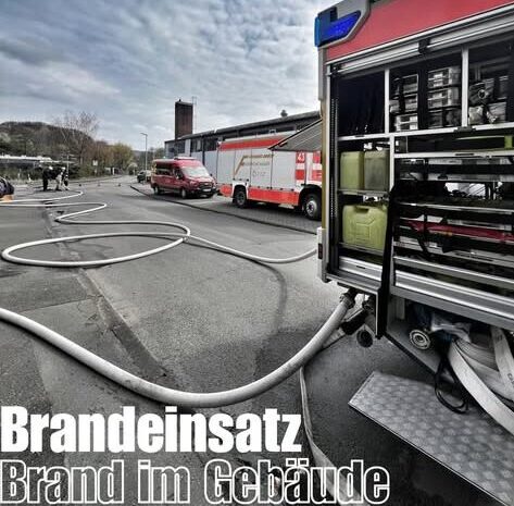 „Feuerwehr Hagen löscht Garagenbrand im Stadtteil Geweke – Einsatz der Freiwilligen Feuerwehr, Löschgruppe Tücking.